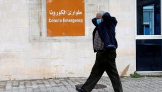 مواطن لبناني بجوار أحد مستشفيات بيروت
