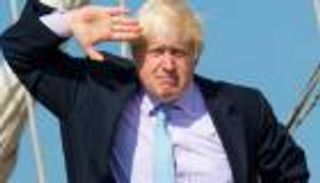 أول دولة في العالم.. بريطانيا تطعم شعبها بلقاح أسترازينيكا