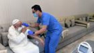 عبدالله بن بيه يتلقى لقاح كورونا