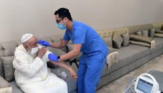 عبدالله بن بيه يتلقى لقاح كورونا