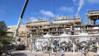 عمال بالشركة الليبية النرويجية للأسمدة. (أرشيفية)