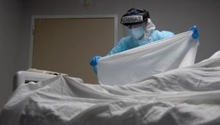 بعض التحورات قد تمنح فيروس كورونا ميزة للبقاء على قيد الحياة