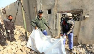 فرق الدفاع المدني تنتشل جثة من تحت الركام- أرشيفية