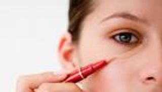 الكونسيلر.. العصا السحرية لإخفاء الهالات السوداء