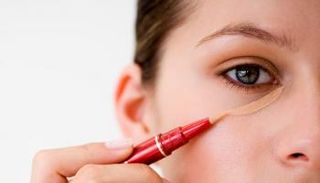 الكونسيلر وسيلة فاعلة لإخفاء الهالات السوداء تحت العين