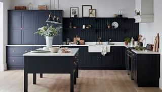 الألوان الداكنة تتناغم مع جميع أنواع الخشب تقريبا