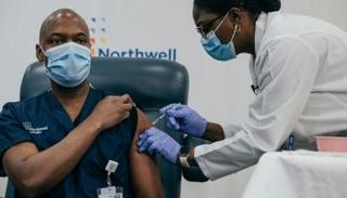مسؤول قسم الطوارئ في أحد مستشفيات نيويورك يتلقى اللقاح ضد وباء كوفيد-19