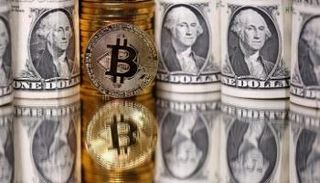 بيتكوين تقلص خسائر الإثنين