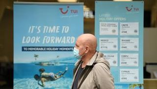 متجر عطلة وكيل السفر "TUI" في ليفربول بإنجلترا- أ ف ب