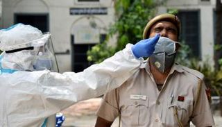 أخذ مسحة من رجل في الهند