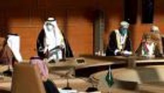 قمة العلا تتحدى كورونا.. كمامات وكلمات مقتضبة وأعداد محدودة