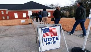 أمريكيون خلال الإدلاء بأصواتهم في الانتخابات بجورجيا