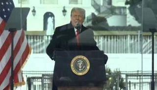 ترامب يخاطب أنصاره من خلف زجاج  واق