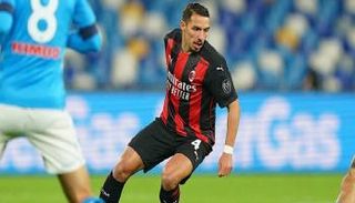 إسماعيل بن ناصر لاعب وسط ميلان