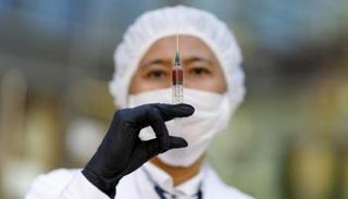 حقنة تحوي لقاحا لفيروس كورونا