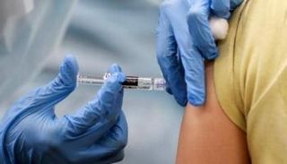 رجل يتلقى لقاحا ضد كورونا