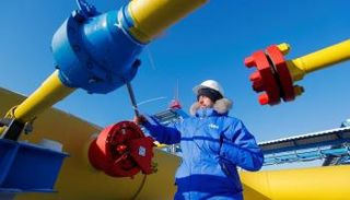 آخر مقطع أنابيب قيد الإنشاء يقرب الصين من الغاز الروسي