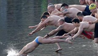 عشرات الرجال يقفزون إلى مياه نهر تندزا