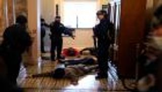 أولى ضحايا الكابيتول.. دماء على جدران الكونجرس