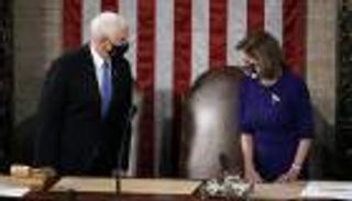 بيلوسي تدعو لتسليم "بنس" مقاليد الحكم