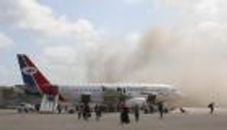 أهالي تعز يطالبون بمحاسبة "الحوثي" عن تفجير مطار عدن