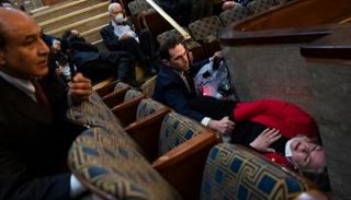 نائب يحاول طمأنة نائبة خلال أحداث الشغب - نيويورك بوست