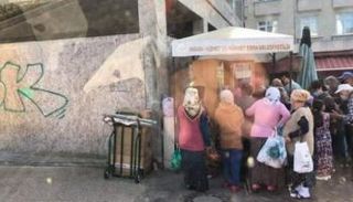 صورة لتزاحم فقراء تركيا تناقلتها وسائل إعلام