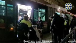 جانب من إخلاء المسنين خلال الحريق