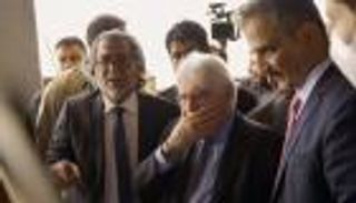 بالصور.. شاهد صدمة المبعوث الأممي من أضرار مطار عدن