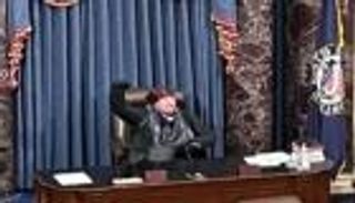 شغب أنصار ترامب.. أمريكي يحتل مقعد رئيس "الشيوخ"