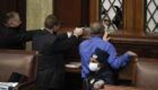 الشرطة الأمريكية تبعد أنصار ترامب عن مبنى الكونجرس