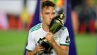 بن ناصر يعزز السيطرة الجزائرية على الكرة المغاربية