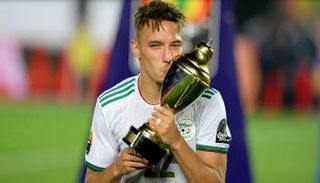 إسماعيل بن ناصر نجم فريق ميلان ومنتخب الجزائري