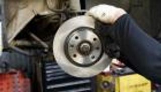 4 طرق بسيطة لصيانة "فرامل" سيارتك.. شاهد التفاصيل