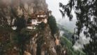 مملكة "السياح الأغنياء" تسجل أول وفاة بكورونا