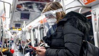 امرأة ترتدي درعا واقيا للوجه بمترو الأنفاق في روما