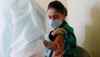  امرأة تتلقى لقاح كورونا في لشبونة