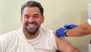 حسين الجسمي يتلقى لقاح كورونا: "الحمد لله على نعمة الإمارات"