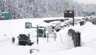 عاصفة ثلجية تضرب اليابان