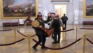 أحد مثيري الشغب داخل الكابيتول أثناء سرقة منصة تحدث- أرشيفية