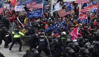 صورة للاشتباكات بين أنصار ترامب وحراس الكابيتول 