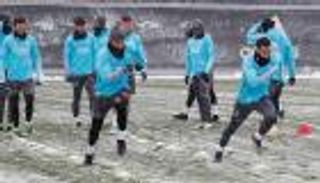 الثلوج تحاصر طائرة ريال مدريد وتدريبات أتلتيكو