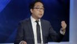 جاثيا على ركبتيه.. نائب أمريكي يجمع أشلاء الديمقراطية بالكابيتول