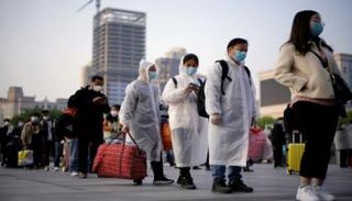 صينيون يرتدون كمامات للوقاية من كورونا