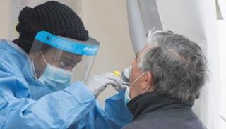 شخص يخضع لاختبار فيروس كورونا 