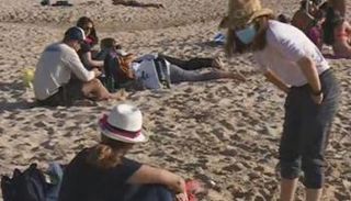 لبنانيون على الشاطئ في الشتاء مخالفين إجراءات كورونا