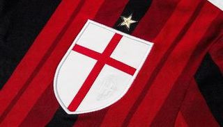 شعار نادي ميلان القديم ويبدو عليه علم إنجلترا بوضوح