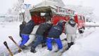 بالصور.. 8 قتلى في عاصفة شتوية تجتاح اليابان