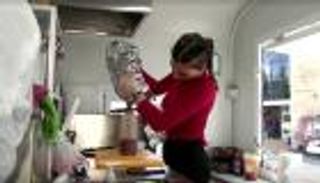 "صحفية" فلسطينية تتحدى البطالة بـ"البطاطس المقلية"