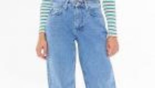 جينز "الجد".. أحدث صيحات الموضة النسائية 2021